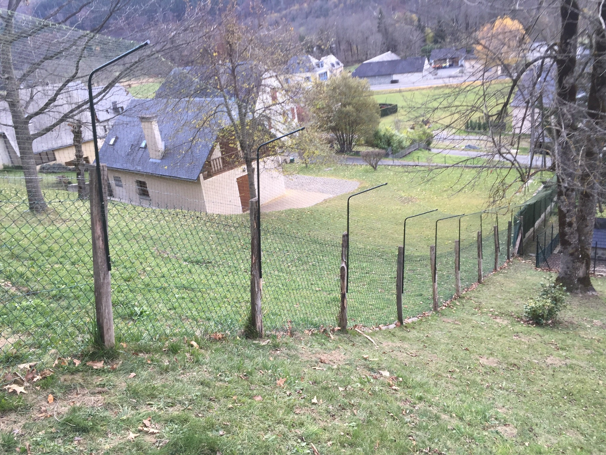 Jardin délimité par grillage surmonté de bavolet anti-fugue