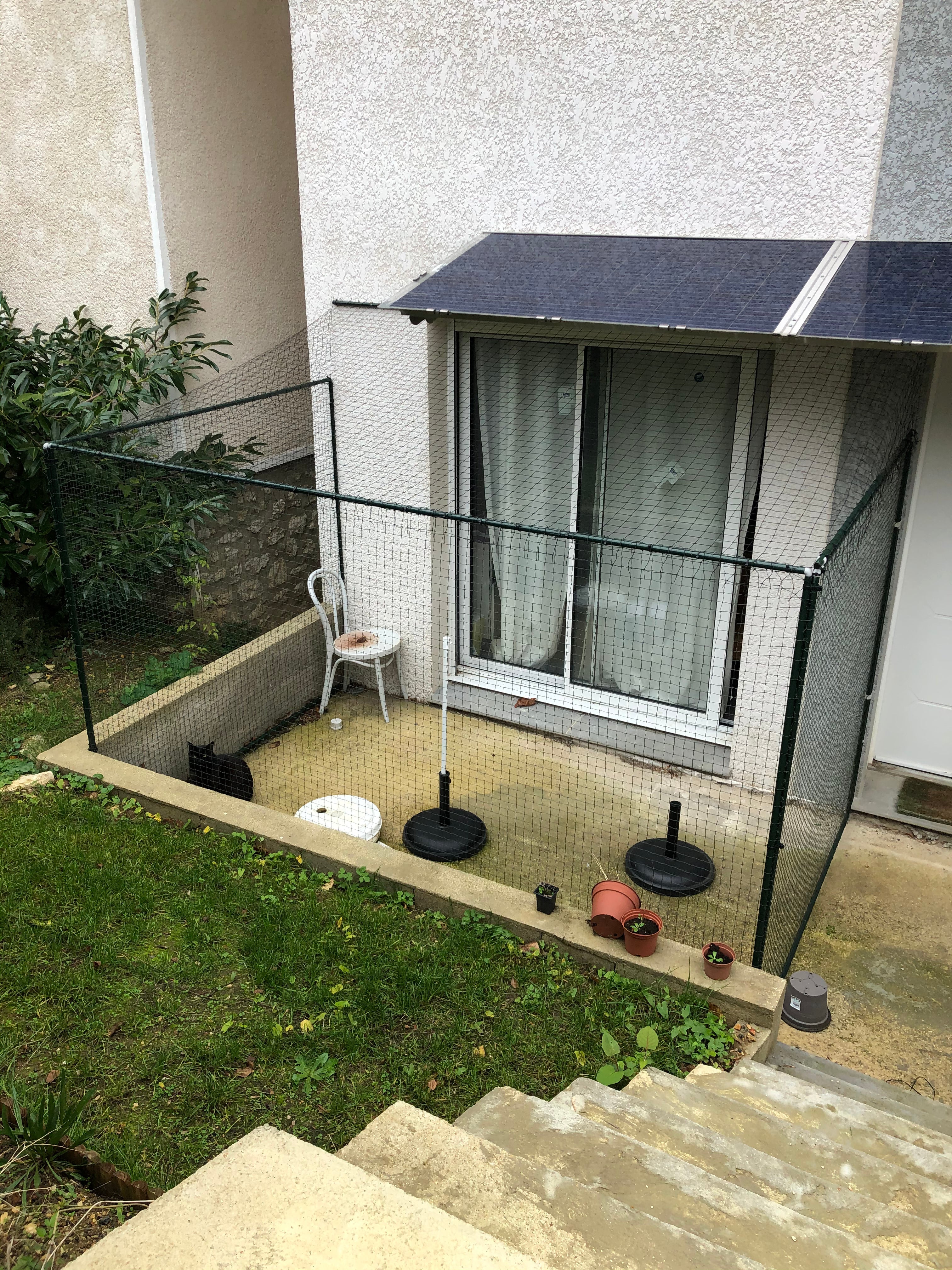 Terrasse encadrée par structure filet de protection pour chat