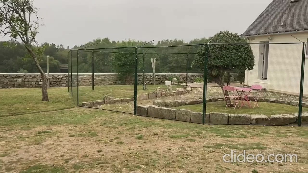 Load video: Structure en filet de protection pour chat dans zone délimitée d&#39;un jardin 